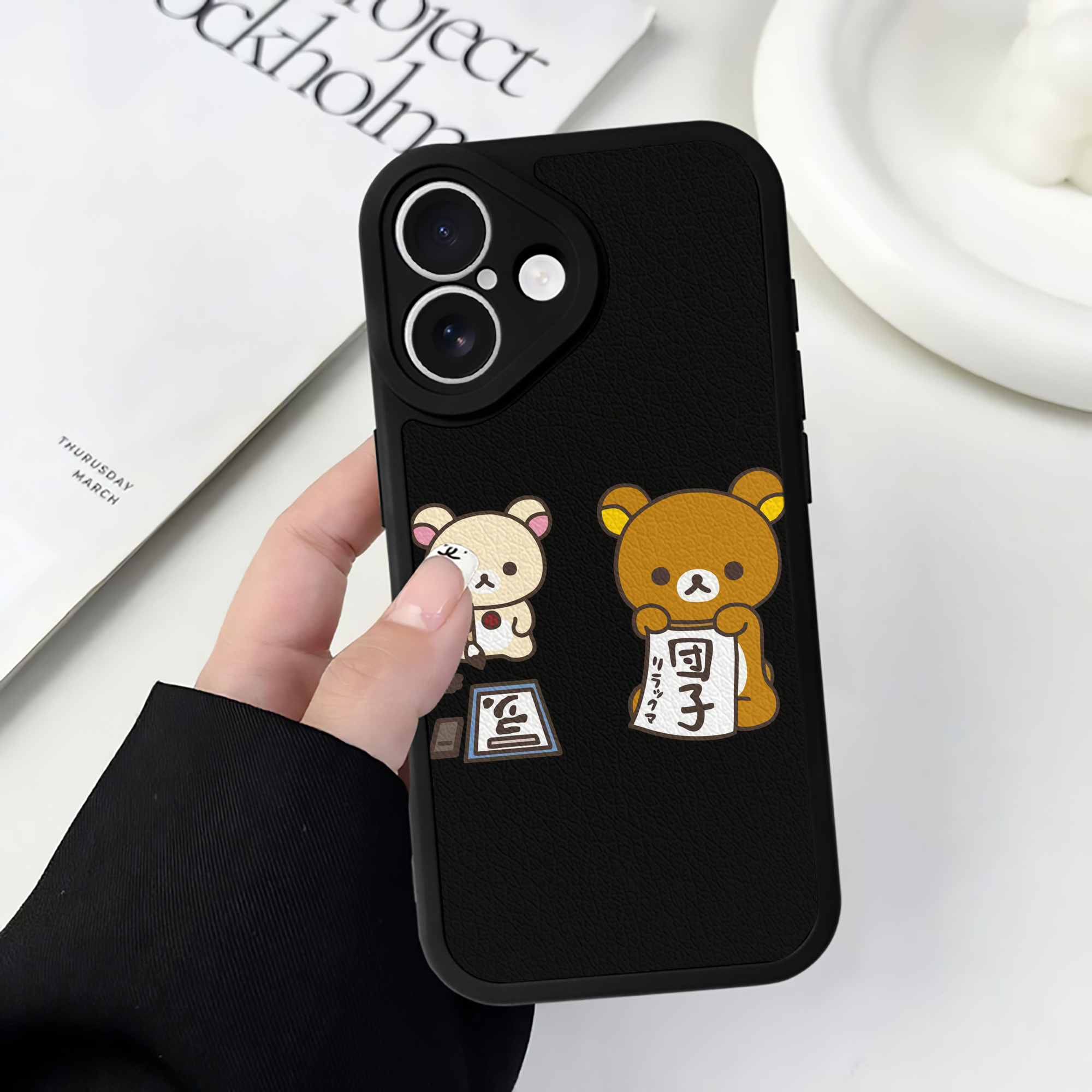 （画像用） リラックマ リラックマ キイロイトリ Rilakkuma Korilakkuma Kiiroitori 【iPhone 16シリーズ対応】シリコンスマホケース（レザー調） 材質：シリコン